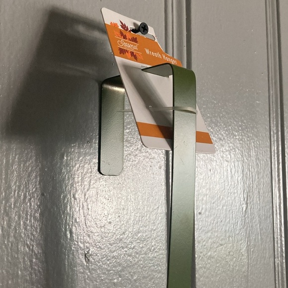 NWT- Fall Farmhouse- Green Metal w/ Orange & Blue Pumpkins Wreath Hanger - Picture 6 of 15